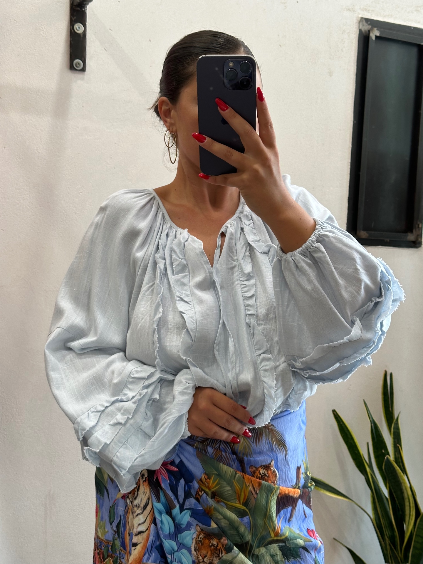 Camicia oversize con volant e maniche a sbuffo