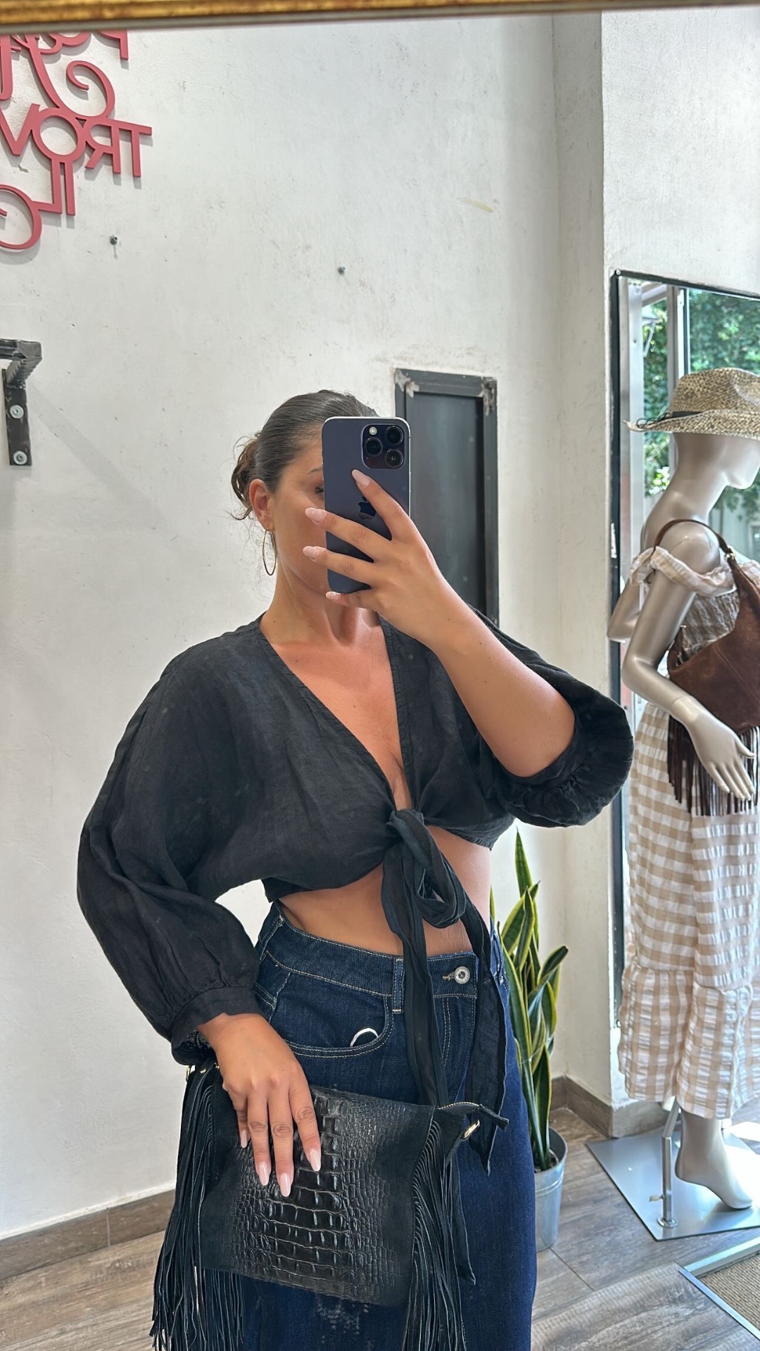 Top cropped in lino con nodo frontale
