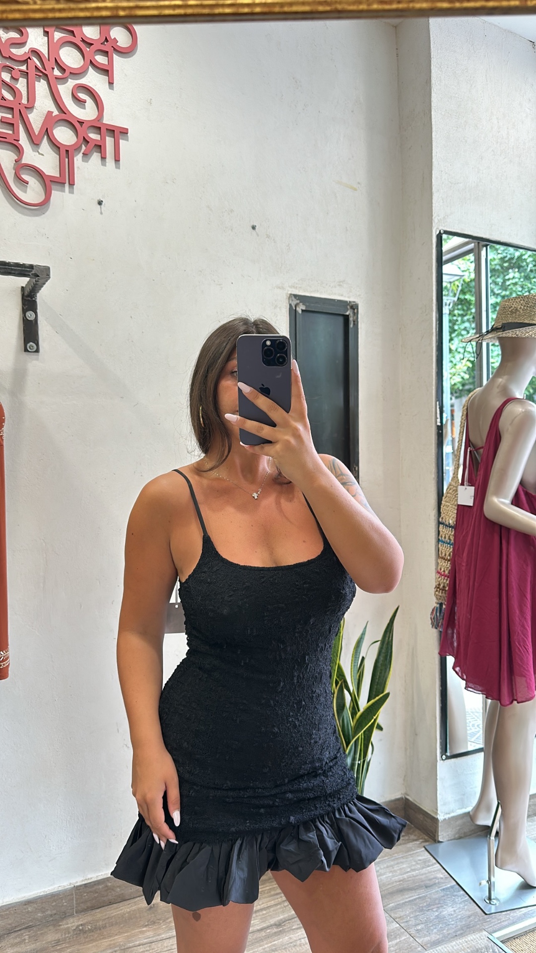Abito mini in pizzo con volant